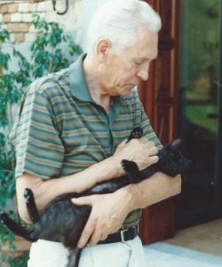 Mario Lodi con suo gatto
